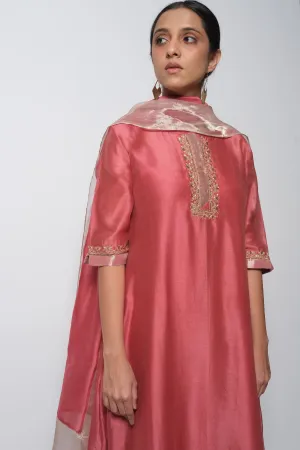 Bhavik Shah   I   Broadway Kurta Full Set - Kurta, Stole, Pants, With Slip Kurta - Handwoven Chanderi Silk, Stole - Chanderi & Zari, Pants - Cotton Silk BRICK PINK CH-SK-BP-23