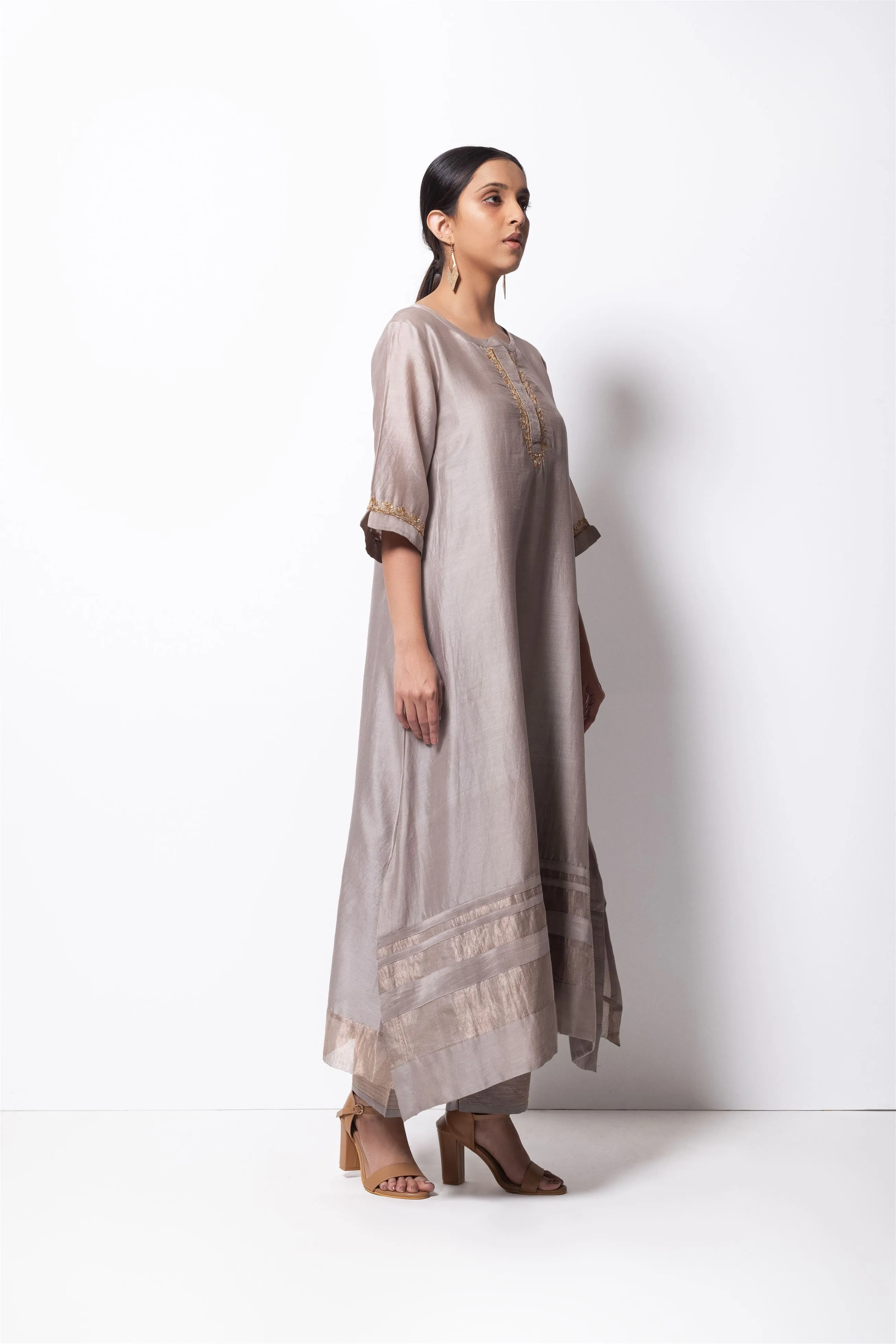 Bhavik Shah   I   Queens Kurta Full Set - Kurta, Stole, Pants, With Slip Kurta - Handwoven Chanderi Silk, Stole - Chanderi & Zari, Pants - Cotton Silk SILVER GREY CH-SK-SG-23