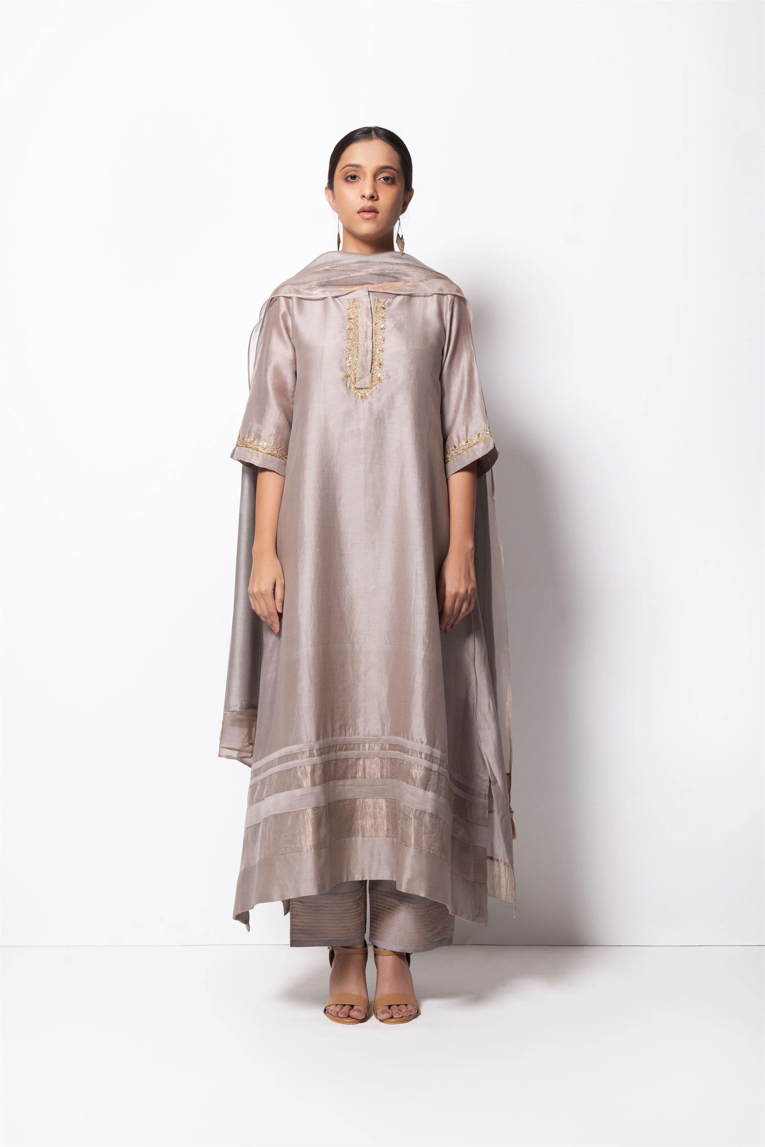 Bhavik Shah   I   Queens Kurta Full Set - Kurta, Stole, Pants, With Slip Kurta - Handwoven Chanderi Silk, Stole - Chanderi & Zari, Pants - Cotton Silk SILVER GREY CH-SK-SG-23
