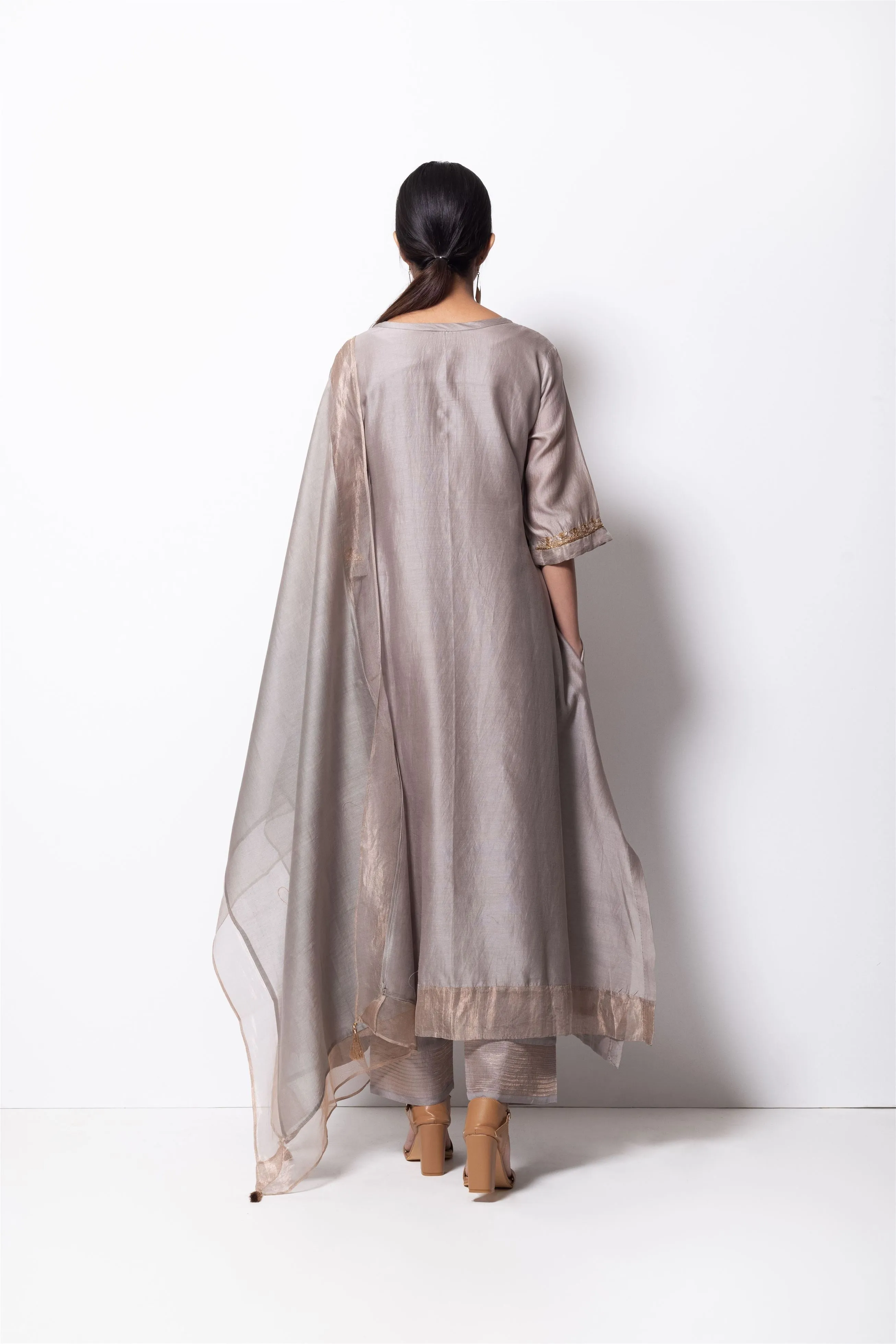 Bhavik Shah   I   Queens Kurta Full Set - Kurta, Stole, Pants, With Slip Kurta - Handwoven Chanderi Silk, Stole - Chanderi & Zari, Pants - Cotton Silk SILVER GREY CH-SK-SG-23