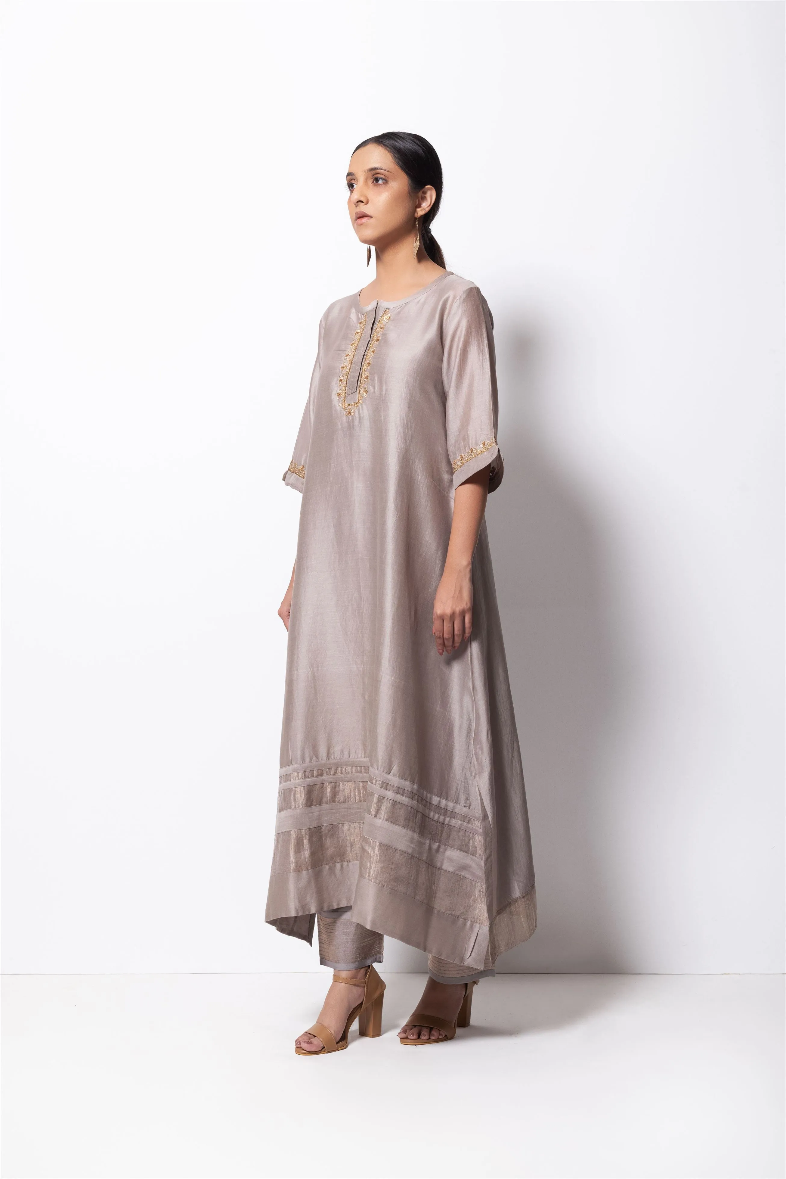 Bhavik Shah   I   Queens Kurta Full Set - Kurta, Stole, Pants, With Slip Kurta - Handwoven Chanderi Silk, Stole - Chanderi & Zari, Pants - Cotton Silk SILVER GREY CH-SK-SG-23