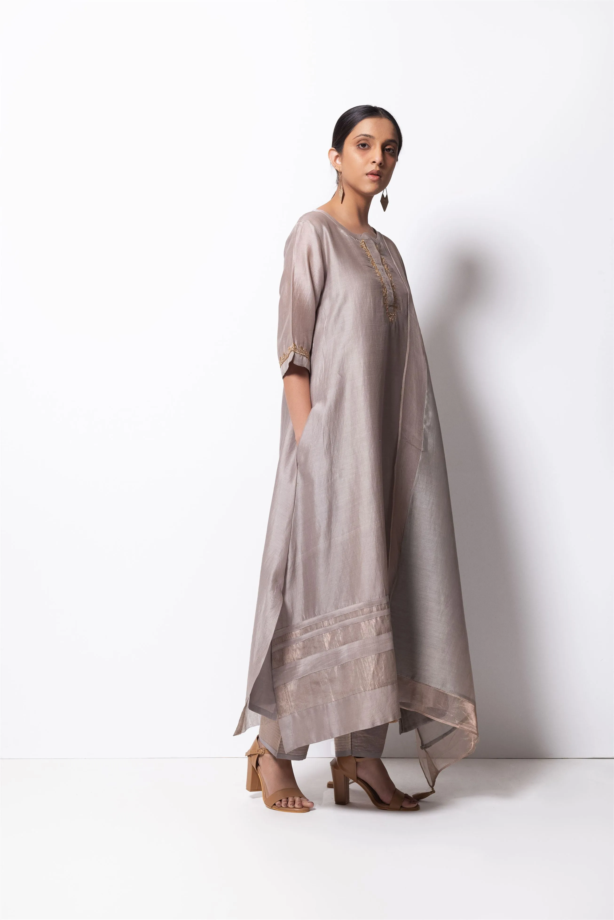 Bhavik Shah   I   Queens Kurta Full Set - Kurta, Stole, Pants, With Slip Kurta - Handwoven Chanderi Silk, Stole - Chanderi & Zari, Pants - Cotton Silk SILVER GREY CH-SK-SG-23