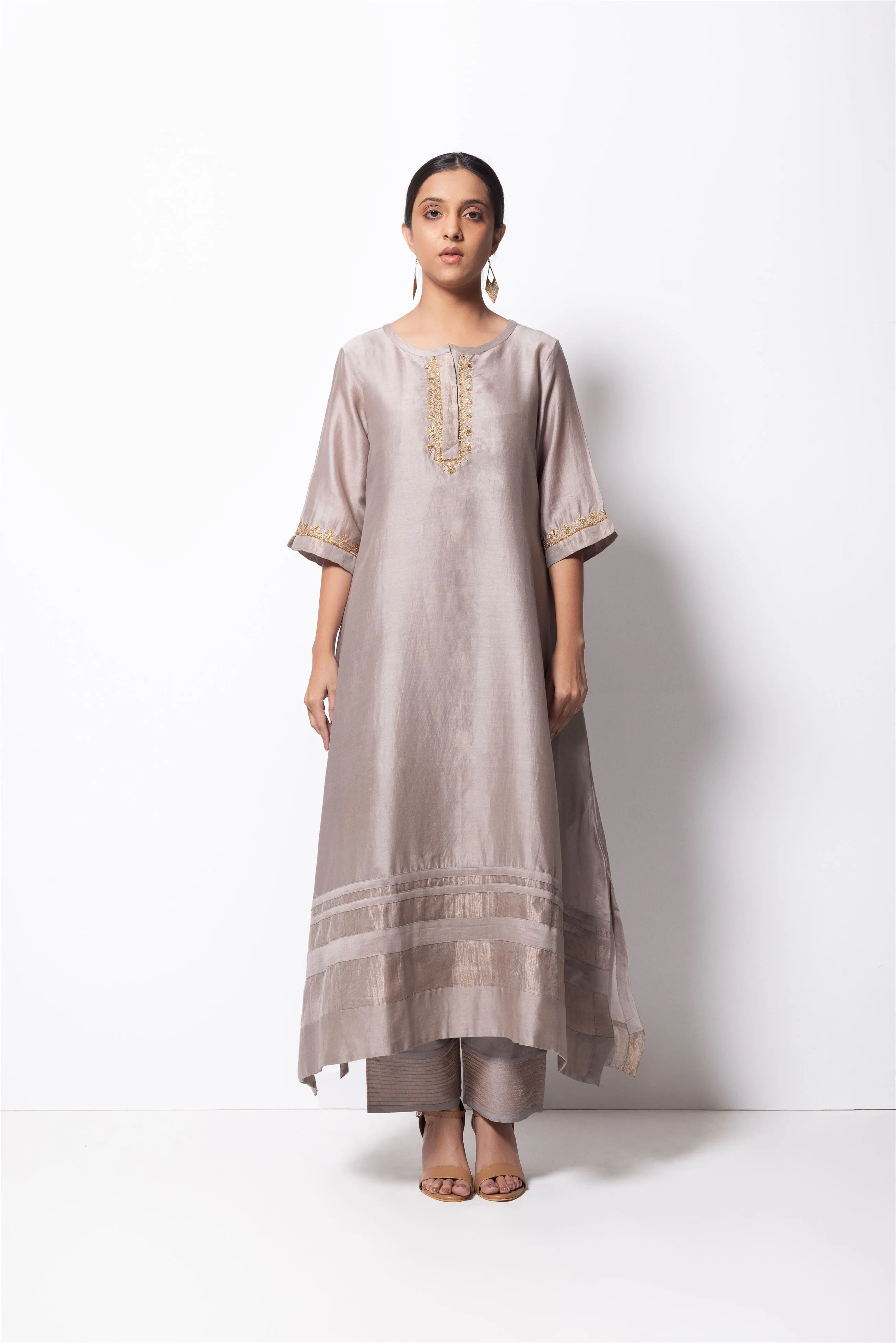 Bhavik Shah   I   Queens Kurta Full Set - Kurta, Stole, Pants, With Slip Kurta - Handwoven Chanderi Silk, Stole - Chanderi & Zari, Pants - Cotton Silk SILVER GREY CH-SK-SG-23